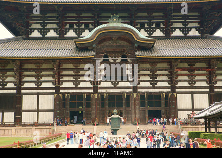 Tempio di Todai-ji di Nara il Giappone che ospita la più grande statua in bronzo di Buddha Vairocana Daibutsu 大仏 Foto Stock
