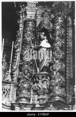 L'Igreja paroquial de São Miguel, situato a Lisbona, in Portogallo, è un importante sito religioso. L'immagine, con opere di Robert Chester Smith, mostra l'intricata maestria artigianale e il valore storico di questa chiesa, tra cui le sue pale d'altare e le sue sculture. Foto Stock