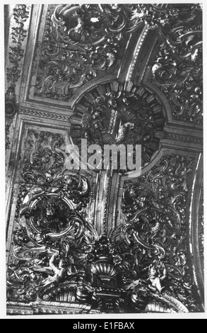 L'Igreja Paroquial de São Miguel di Lisbona è una chiesa nota per il suo significato religioso e storico. Il lavoro di Robert Chester Smith sulle pale d'altare e la decorazione della chiesa gioca un ruolo importante nel suo patrimonio artistico. La chiesa è un esempio chiave di architettura religiosa in Portogallo. Foto Stock