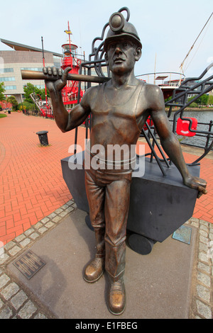 Nel Regno Unito, in Galles, Cardiff Bay, dal pit alla porta della statua di Giovanni Clinch, Foto Stock