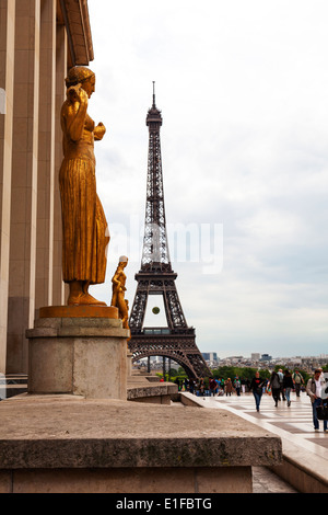 Torre Eiffel vista dal Palais de Chaillot, Place du Trocadero, Parigi Francia Foto Stock