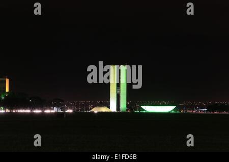 Brasilia. 2 Giugno, 2014. Foto scattata il 2 giugno 2014 mostra una vista del brasiliano Congresso Nazionale edificio decorato con verde e giallo luce, i colori del Brasile, in onore della Coppa del Mondo 2014 a Brasilia, Brasile. © DIDA SAMPAIO/ESTADAO CONTEUDO/AGENCIA ESTADO/Xinhua/Alamy Live News Foto Stock