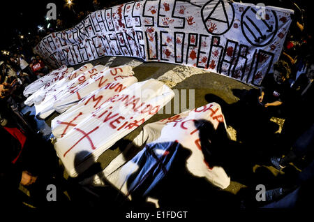 31 maggio 2014 - SÃ£O Paulo, Brasile - SÃƒO Paulo, Brasil-maggio 31: otto manifestanti stabiliscono sulla strada, coprire con 'corpo fogli', per ricordare i lavoratori che morì a dovere negli stadi costruzione per la Coppa del Mondo in Brasile (in realtà ci sono stati 9 feriti), durante la nona la protesta contro la Coppa del Mondo in SÃ£o Paulo, Brasile, questo sabato, 31 maggio 2014. Circa 600 persone hanno camminato attraverso il centro di SÃ£o Paulo gridando slogan contro la FIFA, la polizia e la scarsa qualità dei servizi pubblici, nonostante il R$ 28 miliardi (circa U$ 12 miliardi) in infrastrutture per la concorrenza - aeroporti, stadi Foto Stock