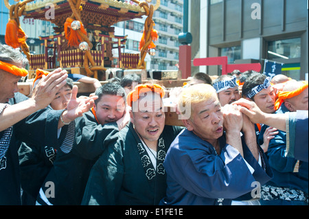 Tokyo Giappone, Maggio 2014 - Le persone che frequentano il Sanja Matsuri festival presso Asasuka. Foto Stock