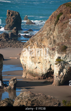 Rainbow Rock in la Samuel H. Boardman membro Scenic corridoio off di un divano letto sulla Hwy 101 tra Brookings e Spiaggia di oro o. Foto Stock
