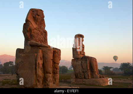 Colosso di Memnon, scolpiti per rappresentare la XVIII dinastia faraone Amenhotep III, a ovest del Fiume Nilo, Tebe, Egitto Foto Stock