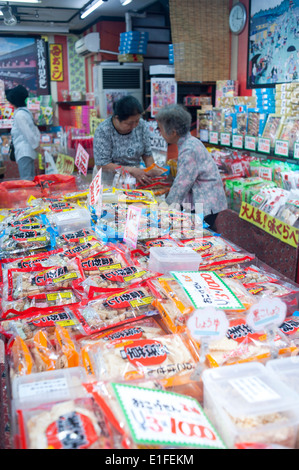 Tokyo, Giappone 2014 - interno del negozio vendita dono scatole di cibo, Nakamisa-dori mercato, Asakusa Foto Stock