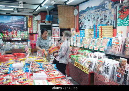 Tokyo, Giappone 2014 - interno del negozio vendita dono scatole di cibo, Nakamisa-dori mercato, Asakusa Foto Stock