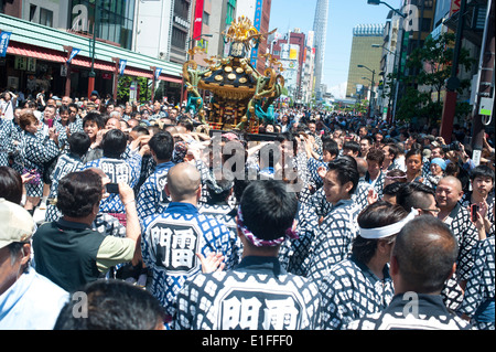 Tokyo Giappone, Maggio 2014 - Le persone che frequentano il Sanja Matsuri festival presso Asasuka. Foto Stock