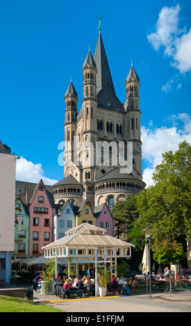 Facciata colorata di case presso la chiesa di San Martino a Colonia, Germania Foto Stock