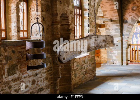 Coratella di legno e un martello usato per chiamare le persone in preghiera nel monastero Foto Stock