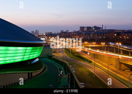 Sentieri di luce sul clydeside Expressway fino al tramonto Foto Stock