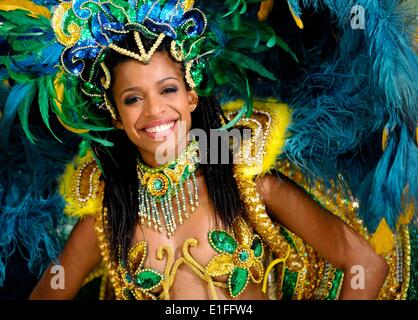 Berlino, Germania. 02Giugno, 2014. Un ballerino del Deutsches Fernsehballett ("TV tedesca ballet") pone in un costume di samba durante una ripresa fotografica a Berlino, Germania, 02 giugno 2014. In occasione del prossimo 2014 FIFA World Cup in Brasile, i ballerini si esibiranno in vari spettacoli TV. Il 07 giugno 2014, essi verranno visualizzati sul TV music show "Willkommen bei Carmen Nebel'. Foto: Britta Pedersen/dpa/Alamy Live News Foto Stock