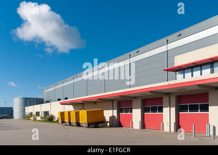 Ampio magazzino con carico rosso docks e di più rimorchi per affitto Foto Stock