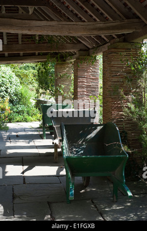 In legno antico carriole presso i giardini di Great Dixter in northiam, East Sussex, Inghilterra, Regno Unito. Foto Stock