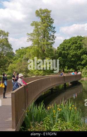 La Sackler attraversando ponte sopra il lago in Kew Gardens. Foto Stock