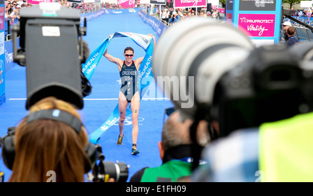 Gwen Jorgensen al traguardo durante il 2014 ITU Triathlon tenutasi a Londra. Gwen ha vinto il primo posto. Foto Stock