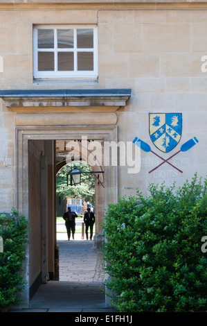 Successi di canottaggio conta su una parete del giardino un quadrangolo Trinity College di Oxford. Foto Stock