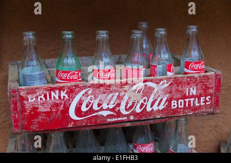 Originali in legno casse vuote con coca cola bottiglie Foto Stock