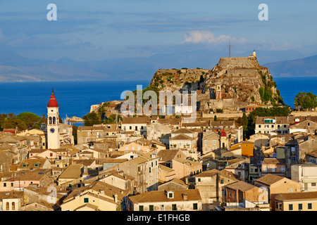 La Grecia, isola del Mar Ionio, l'isola di Corfù, Corfu città patrimonio mondiale dell'Unesco, la Fortezza Vecchia e Agios Spyridon chiesa Foto Stock