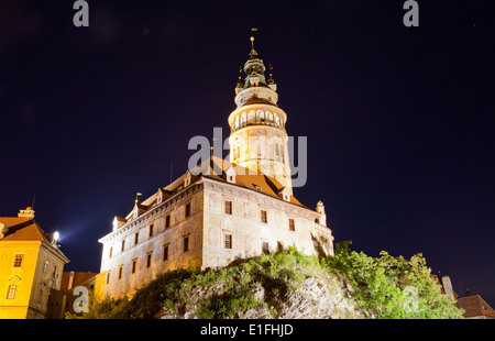 Cesky Krumlov castello del XIII secolo e la Repubblica ceca, di notte. Foto Stock