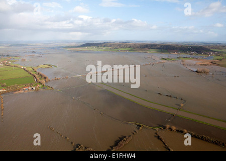 La principale linea ferroviaria attraverso il Somerset vicino Bridgwater, sui livelli di Somerset Foto Stock