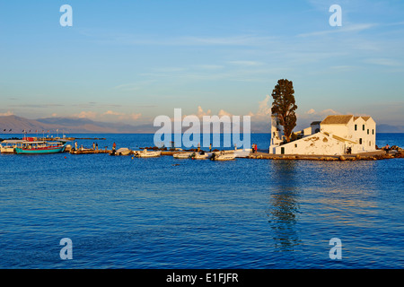 La Grecia, isola del Mar Ionio, l'isola di Corfù, Kanoni, Vlacherna Monsatery Foto Stock