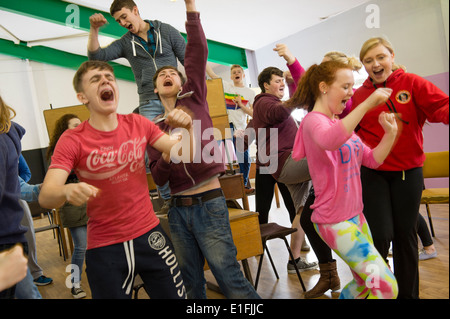 Un gruppo di adolescenti in teatro della gioventù ripassando cantando e agiscono per un teatro musicale di prestazioni, REGNO UNITO Foto Stock