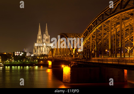 Hohenzollern ponte che conduce alla famosa colonia cattedrale gotica Foto Stock