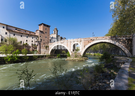 Roma, Italia. Isola Tiberina o isola Tiberina con il Ponte Fabricio costruito nel I secolo A.C. Foto Stock