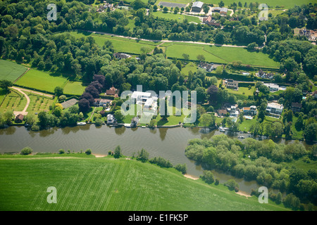 Thames proprietà laterale a Marlow, Buckinghamshire, Inghilterra sud-orientale, REGNO UNITO Foto Stock