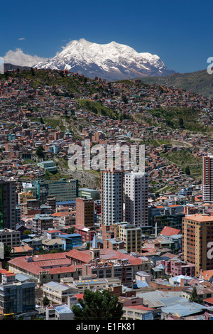 La Paz e il monte Illimani (6462m). Bolivia Foto Stock