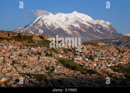 Il monte Illimani (6462m) e La Paz sobborghi. Bolivia Foto Stock