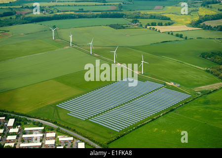 Solar farm adiacente ad una fattoria eolica, Oxfordshire, Regno Unito Foto Stock