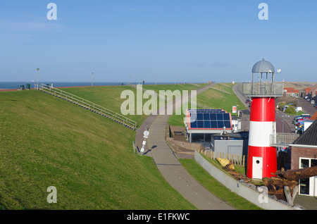 Faro rosso in Westkapelle, Paesi Bassi, visto dal mare dyke Foto Stock