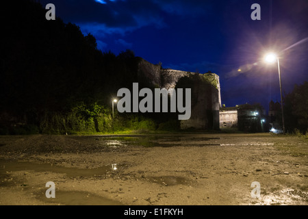 Sedan, Francia. Un cielo chiaro di luna oltre l'antica fortezza di sedan, oggi Le Chateau Fort Hotel. Foto Stock