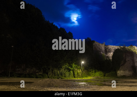 Sedan, Francia. Un cielo chiaro di luna oltre l'antica fortezza di sedan, oggi Le Chateau Fort Hotel. Foto Stock