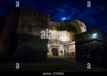 Sedan, Francia.Le fortificazioni e la porta sud del castello, oggi un hotel, sotto un cielo chiaro di luna. Foto Stock