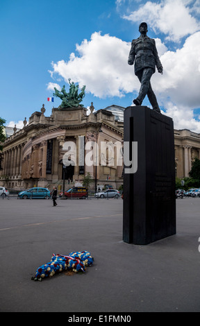 Parigi, Francia. Una statua commemorativa Charles de Gaulle è di entrare nella città liberata di Parigi nel mese di agosto 1944 Foto Stock