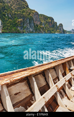 Longtail tradizionali barche in-Phi Phi Leh island, Thailandia Foto Stock