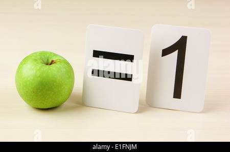 Tessera della scuola e apple con problemi matematici Foto Stock