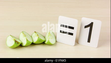 Tessera della scuola e apple con problemi matematici Foto Stock