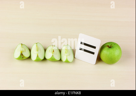 Tessera della scuola e apple con problemi matematici Foto Stock