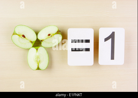 Tessera della scuola e apple con problemi matematici Foto Stock