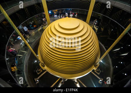 Giant smorzatore a massa accordata in Taipei 101 Tower, Taipei, Taiwan, Asia Foto Stock