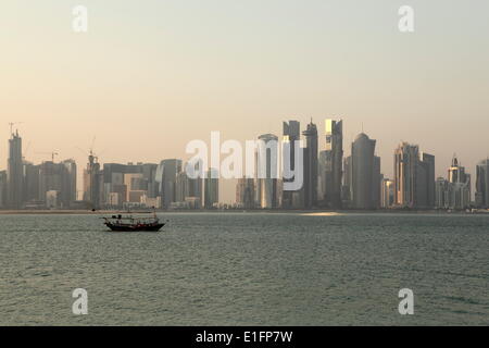 Un tradizionale dhow di legno vele di imbarcazioni ultimi moderni grattacieli in West Bay il distretto finanziario di Doha, in Qatar, Medio Oriente Foto Stock