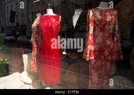 Abiti rossi per la vendita nel Dolce e Gabbana shop su Bond Street, Londra, Regno Unito. Foto Stock