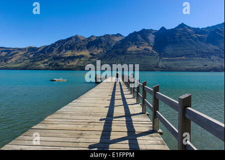 Il molo di legno in acque turchesi del lago Wakatipu, Glenorchy intorno a Queenstown, Otago, South Island, in Nuova Zelanda, Pacific Foto Stock