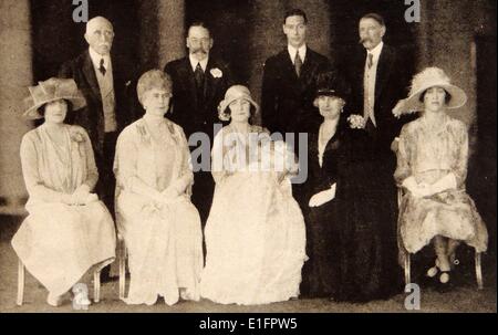 Fotografia scattata durante il Battesimo della Principessa Elisabetta Alexander Maria (1926- presente). Fila posteriore (L a R) duca di Connaught, H.M.Re Giorgio V, il Duca di York, Conte di Strathmore. Fila anteriore (L a R) Lady Elphinstone, H.M. Queen Mary, duchessa di York e baby, contessa di Strathmore, Principessa Maria e Viscountess Lascelles. Del 1926 Foto Stock