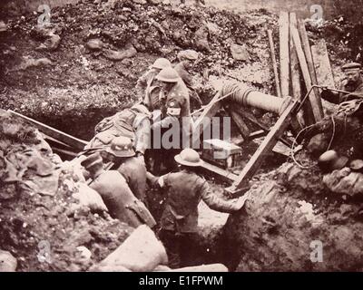 Fotografia scattata durante la Battaglia di Cambrai. Prigionieri di guerra tedeschi sono visti aiutare su una Croce Rossa Britannica stazione. La battaglia di Cambrai era una campagna britannica della prima guerra mondiale, guidata da Sir Julian Byng (1862 - 1935). Datata 1917 Foto Stock